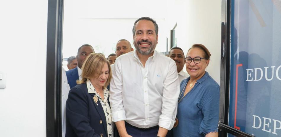 El director ejecutivo del Instituto Nacional de Educación Física, Alberto Rodríguez Mella, junto a Magister Marieta Díaz, director Regional de Educación y la gobernadora de Santiago, Rosa Santos, se dispone a cortar la cinta para dejar inaugurada la oficina del INEFI en Santiago.