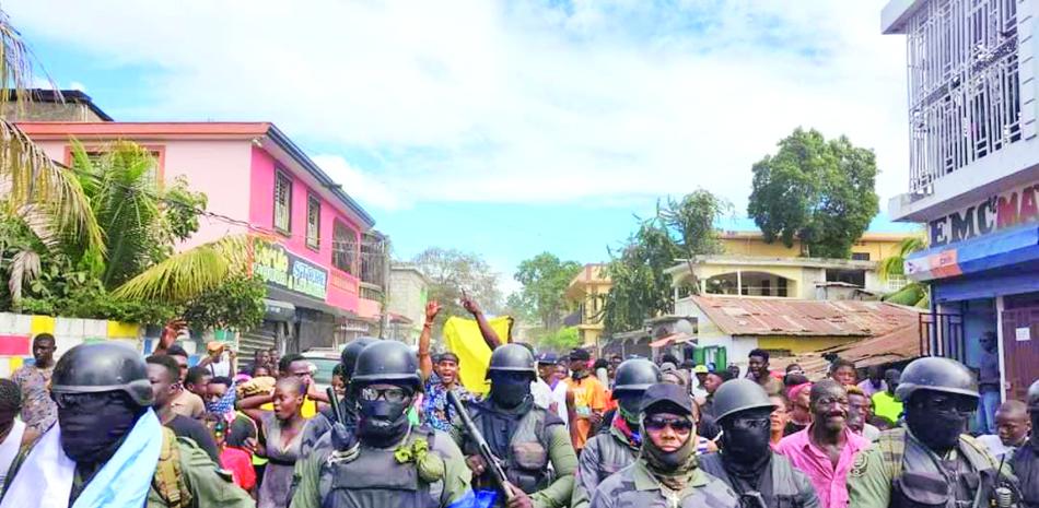 Personal fuertemente armado de la Brigada Nacional de Áreas Protegidas(BSAP) de Haití, acompañado de manifestantes civiles en Juana Méndez, donde se produjo ayer un choque con la policía.