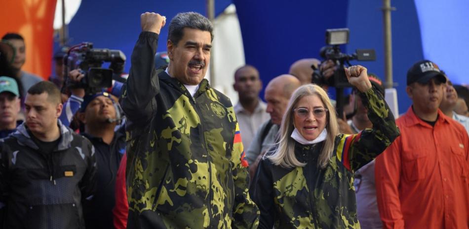 El presidente venezolano Nicolás Maduro y la primera dama Cilia Flores saludan a simpatizantes durante un mitin en apoyo a su gobierno