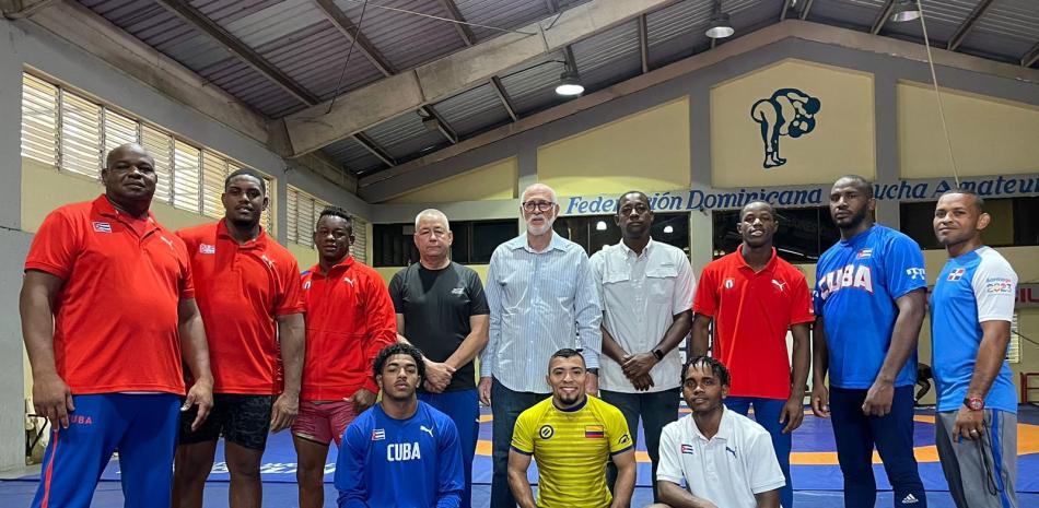 La delegación de Cuba y entrenadores dominicanos, y el presidente de la Fedola, Antonio Acosta.