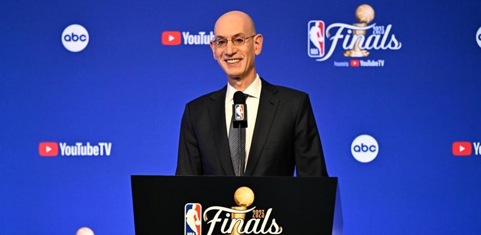 El Comisionado Adam Silver se mantendría en la principal posición de la NBA por varios años más.