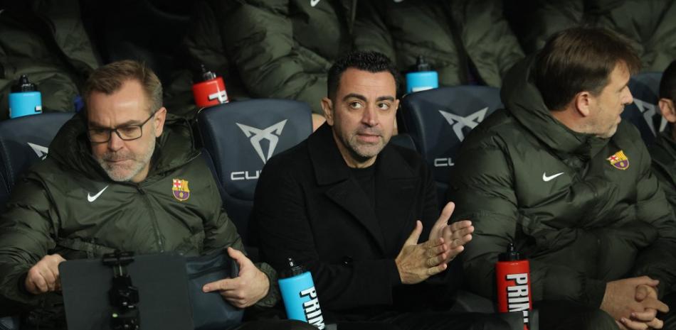 Xavi observa antes del comienzo del partido de fútbol de la liga española entre el FC Barcelona y el Villarreal CF