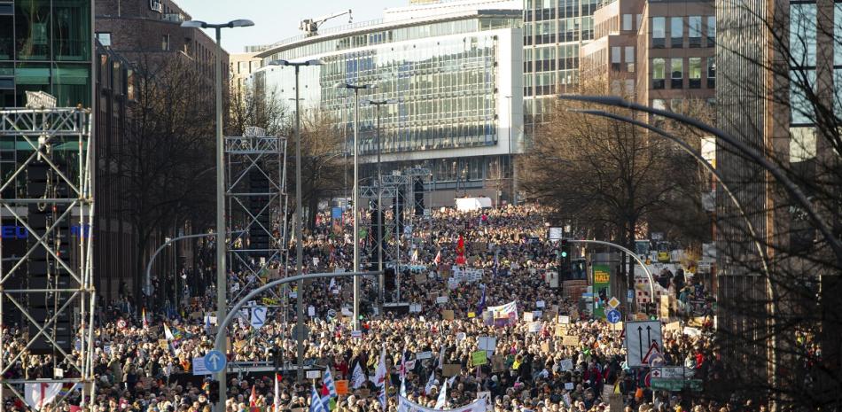 Manifestantes participan en una protesta contra la ultraderecha en Hamburgo, Alemania, el domingo 28 de enero de 2024.