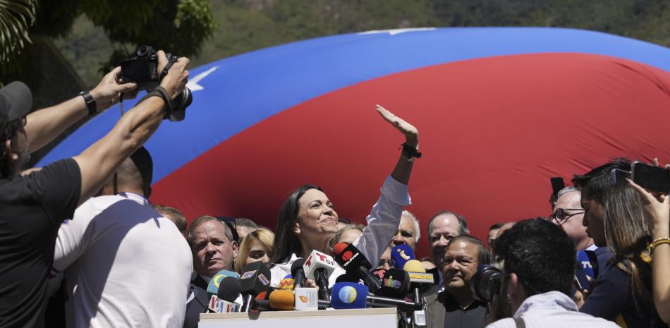 La aspirante presidencial de la coalición opositora María Corina Machado da una conferencia de prensa frente a su sede de campaña en Caracas, ayer.