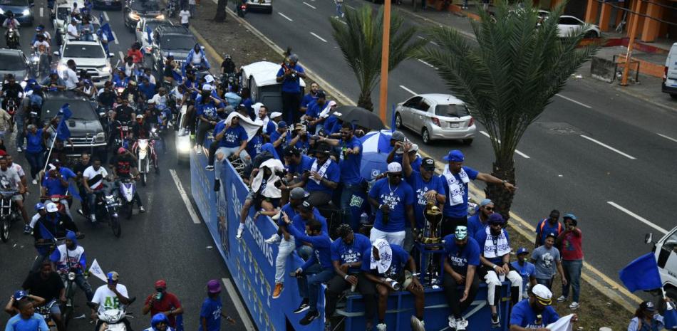 Así celebraron los Tigres del Licey la corona 24<br /><br />También le pude interesar estos videos:<br /><br />EL HOMBRE QUE DESCUBRIÓ A ELLY DE LA CRUZ CUENTA SU IMPRESIONANTE HISTORIA https://youtu.be/1dFddcoUhPM<br /><br />RD VS PUERTO RICO, ¿HASTA DÓNDE LLEGARÁ EL SUEÑO OLÍMPICO? https://youtu.be/TfSvBQIoIBo<br /><br />¿NUEVOS EQUIPOS EN EL INVIERNO? EL ESCOGIDO EXPLICA EN DETALLE CÓMO VE A LA LIGA INVERNAL LIDOM https://youtu.be/kFXai1i6Pdo<br /><br />ASÍ GANÓ EL INTER MIAMI DE MESSI LA LEAGUES CUP https://youtu.be/GuxdWJbPhHM<br /><br />CON DOS GOLES DE CRISTIANO RONALDO GANA AL NASSR 4-0 AL SHABAB https://youtu.be/ZzcvkQU-aOg<br /><br />Más noticias en https://www.listindiario.com/el-deporte<br /><br />Suscríbete al canal  https://bit.ly/335qMys<br /><br />Síguenos<br />Twitter  https://twitter.com/ElDeporteListin<br /><br />Facebook  https://www.facebook.com/listindiario <br /><br />Instagram https://www.instagram.com/listindiario/