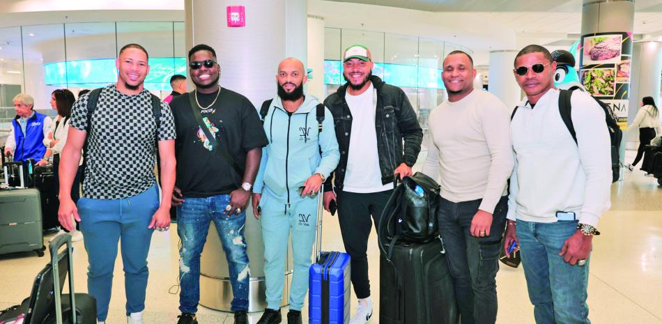 Emilio Bonifacio, Michael De leon, Manny Martínez entre otros miembros del Licey a su llegada este miércoles al aeropuerto de Miami, ciudad donde se jugará la Serie del Caribe