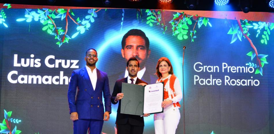 El doctor Cruz Camacho recibe el Premio Nacional de la Juventud de manos del ministro y la vicepresidenta de la República