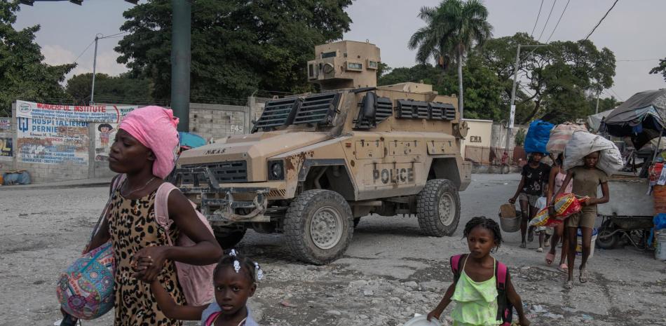 Personas abandonan sus hogares a causa de la guerra entre bandas armadas en la zona de Pernier, en la comuna de Petionville, hoy en Puerto Príncipe (Haití).