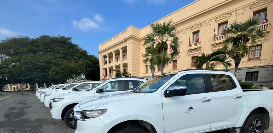 El ministro de la Presidencia, Joel Santos, hizo entrega este jueves de 47 vehículos que serán distribuidos a diferentes entidades de socorro y seguridad vial.