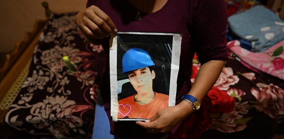 La salvadoreña Irma García muestra la foto de su hijo Isaías Galicia, capturado durante el régimen de emergencia.