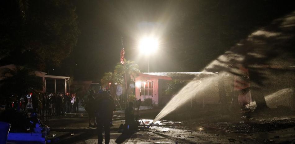 Los bomberos trabajan para apagar un incendio después de que una avioneta se estrellara en el parque de casas móviles Bayside Waters en Clearwater, Florida.foto OCTAVIO JONES / AFP)