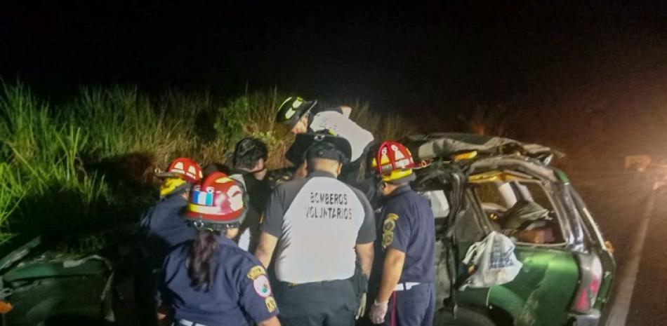 Esta fotografía difundida por la oficina de prensa de Bomberos Municipales Departamentales muestra a los bomberos trabajando para rescatar a las víctimas tras un accidente en el municipio de Chicacao, Suchitepe.
