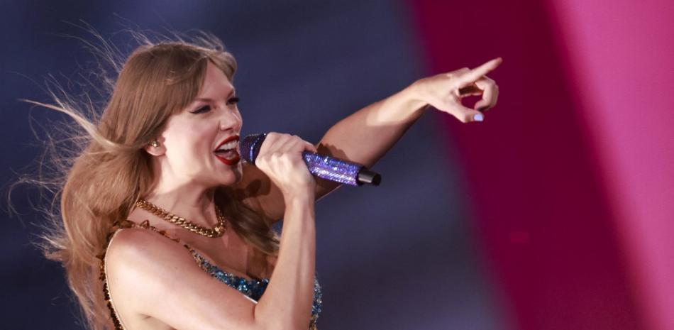 La cantautora estadounidense Taylor Swift actúa durante su gira Eras en el estadio Sofi de Inglewood, California, el 7 de agosto de 2023. Tanto los músicos como los críticos han acusado durante mucho tiempo a los votantes de los Grammy de ignorar el trabajo de las artistas femeninas, pero este año, es muy probable que las mujeres se lleven a casa los principales premios de la noche.
