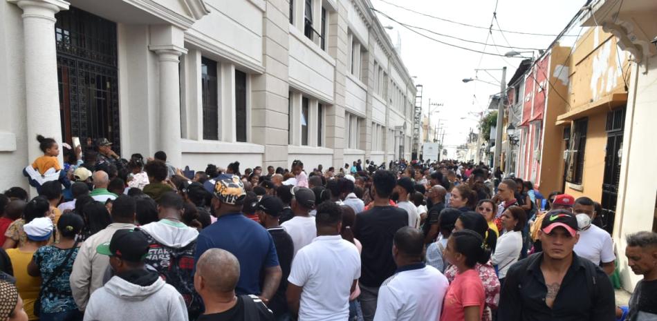 Decenas de personas abarrotaron el frente del hospital ubicado en la Ciudad Colonial.