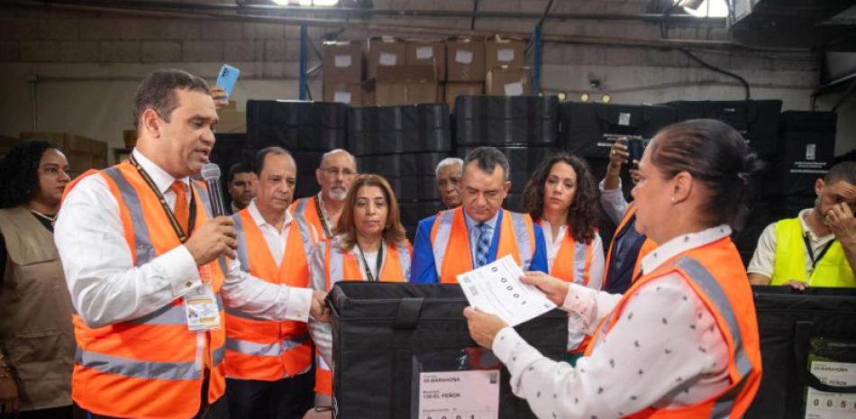 La Junta Central Electoral (JCE) inició este martes la producción de los kits que utilizarán los representantes electorales durante los comicios municipales del próximo 18 de febrero.