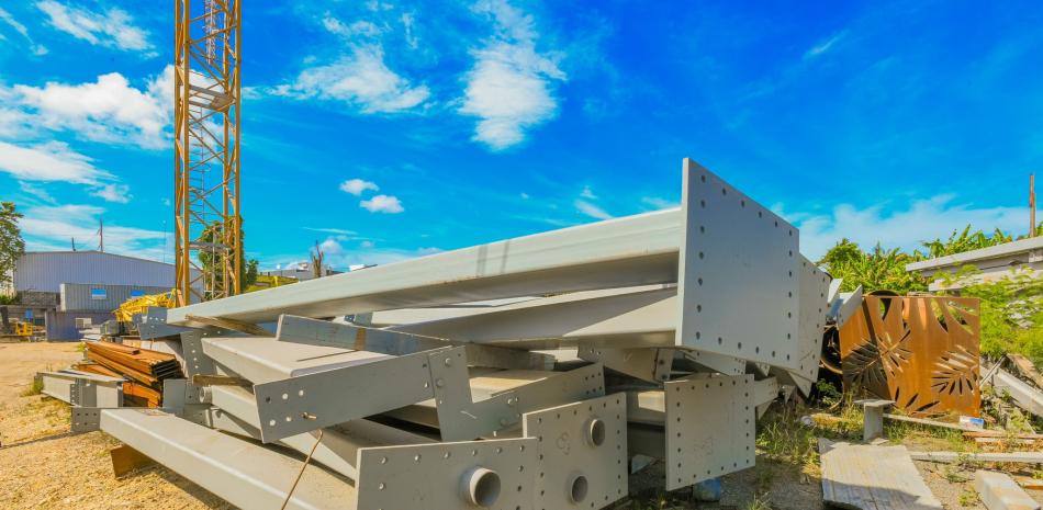 Estructuras metálicas que serán usadas en el peaje del kilómetro 32 de la Autopista Duarte.