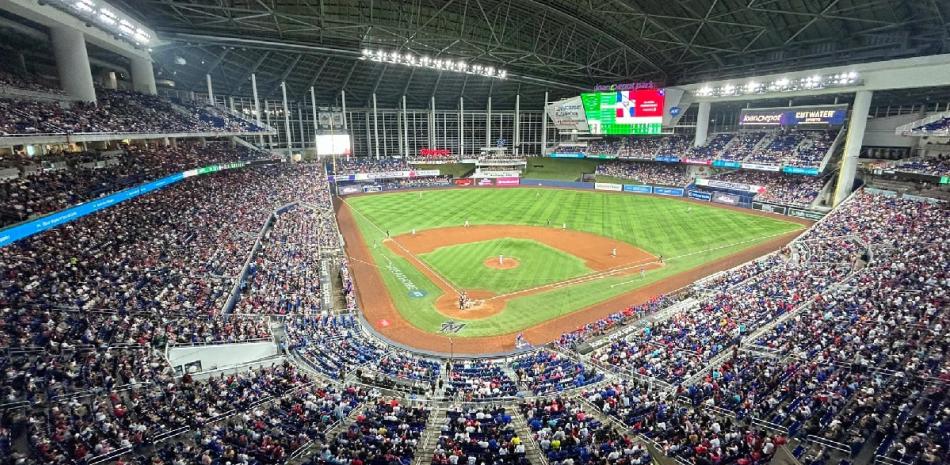 El estadio LoanDepot Park, hogar de los Miami Marlins, repleto de público respaldando la Serie del Caribe 2024.