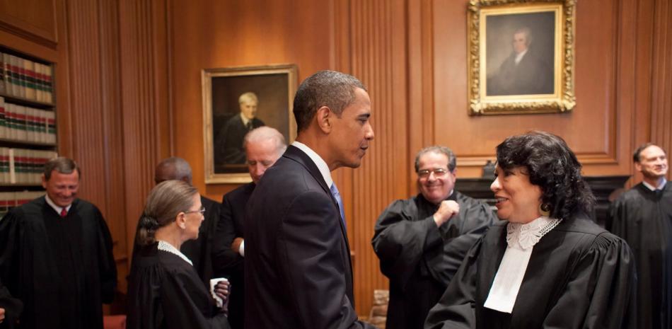 Sólo la jueza Sonia Sotomayor, saludando a Barack Obama, parecía inclinada a ratificar la sentencia que excluye a Trump en Colorado.