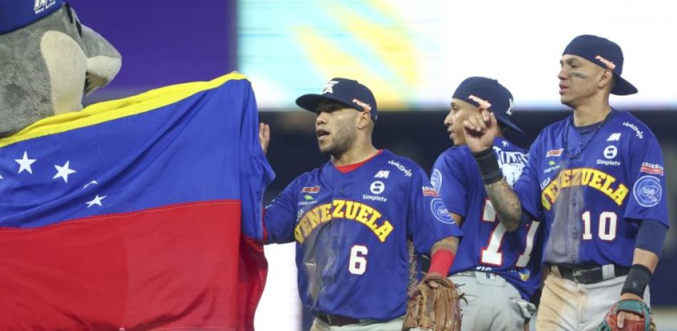Jugadores de los Tiburones de la Guaira se felicitan luego de producirse el último out y Venezuela dejar en el camino a los Curazao Suns.
