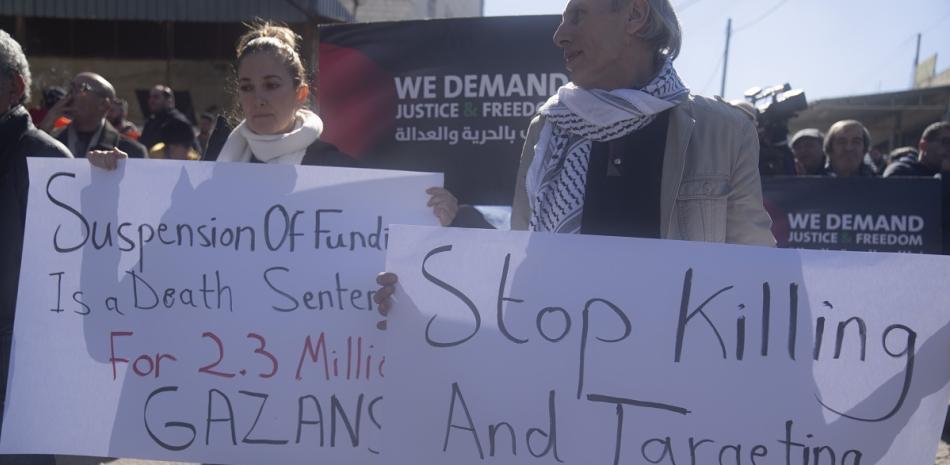 Palestinos protestan contra la suspensión de fondos de varios países donantes a la agencia de Naciones Unidas para los refugiados palestinos, UNRWA,