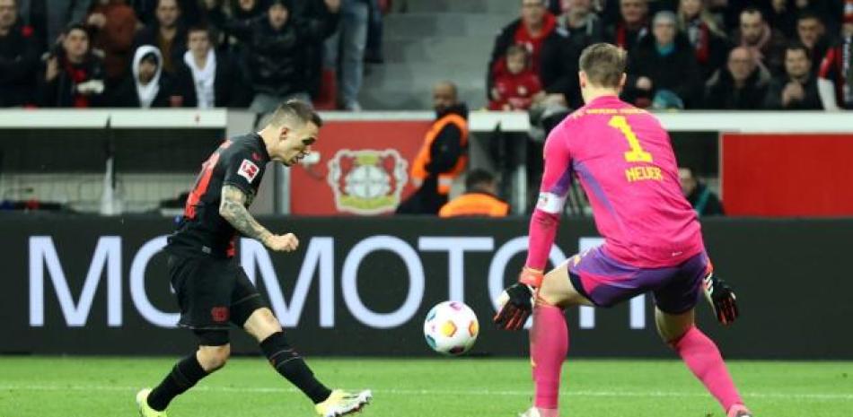Alex Grimaldo se apresta a marcar el gol que tuvo en la jornada de este sábado y que le otorgò la victoria al Leverkusen