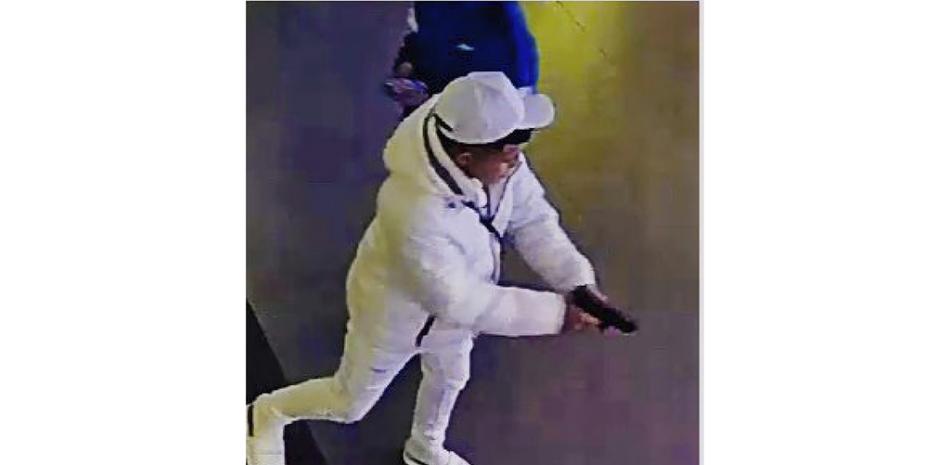 Esta imagen de vigilancia del 9 de febrero de 2024, muestra a un presunto ladrón que disparó a una turista en la pierna dentro de una tienda de artículos deportivos de Times Square, Nueva York, el 8 de febrero de 2024