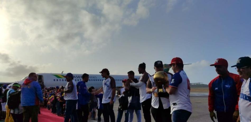 Directivos y jugadores de los Tiburones de la Guaira a su llegada al Aeropuerto este domingo tras conquistar la Serie del Caribe, tras vencer al Licey por blanqueada.