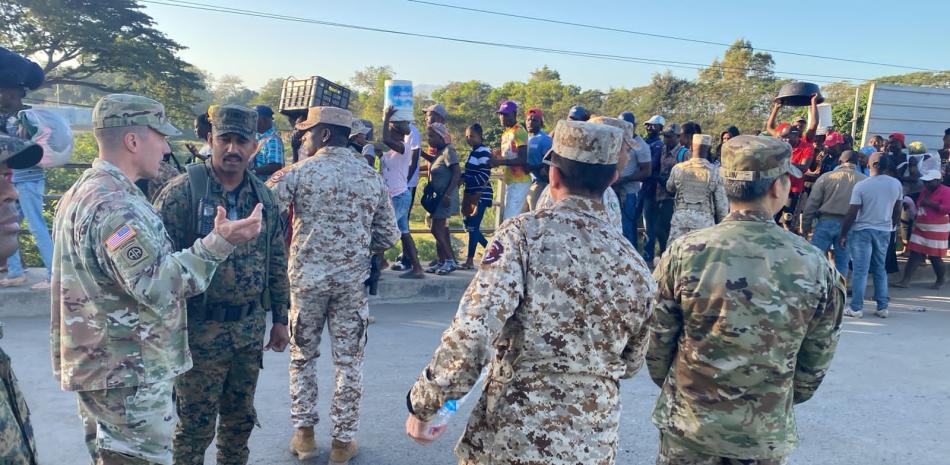 Fotografía muestra a los militares estadounidenses junto a dominicanos en su visita a la frontera con Haití por Dajabón.