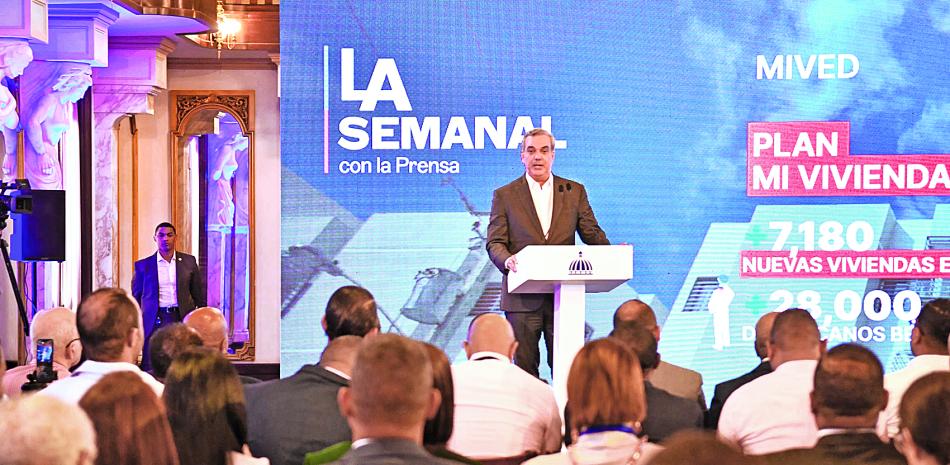 El presidente Luis Abinader cuando contestaba preguntas en la rueda de prensa celebrada ayer en el Palacio Nacional.
