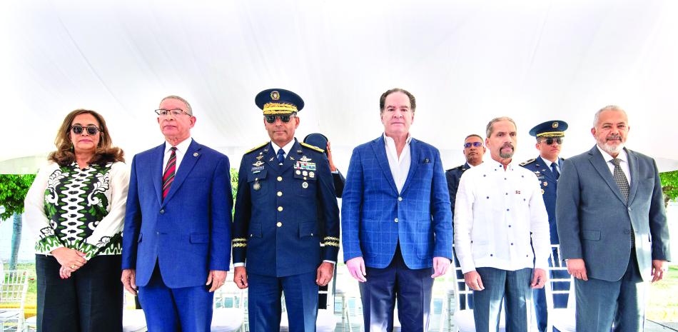 Gema Hidalgo, Wilson Gómez Ramírez, mayor general Carlos R. Febrillet, Manuel Corripio, Juan Pablo Uribe y Fabio Cabral, durante el acto solemne.