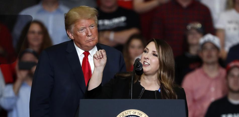 El presidente Donald Trump escucha a la presidenta del Comité Nacional Republicano, Ronna McDaniel, durante un mitin de campaña el 5 de noviembre de 2018 en Cape Girardeau, Missouri.