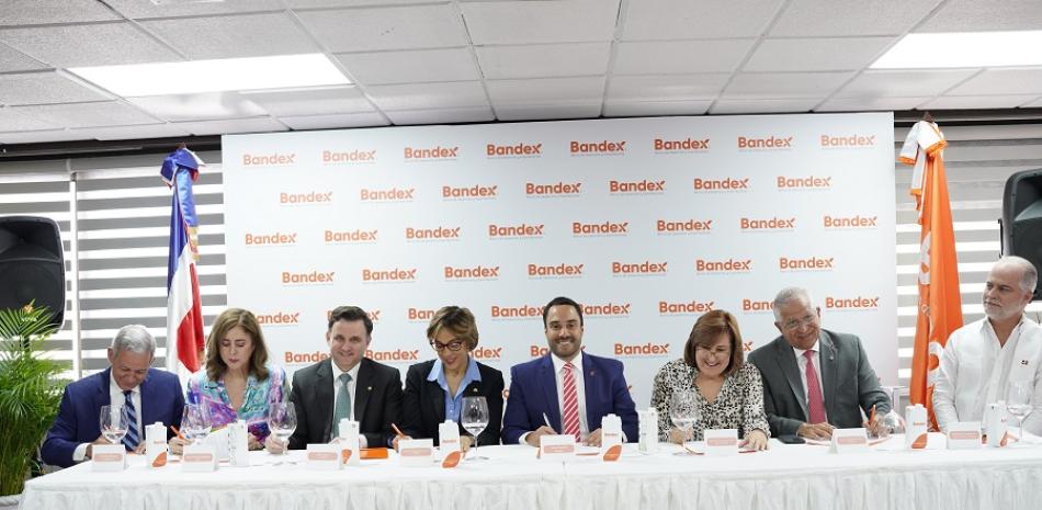 Principales ejecutivos de las entidades de intermediación financiera de apoyo a Pymes signatarias del acuerdo con BANDEX.