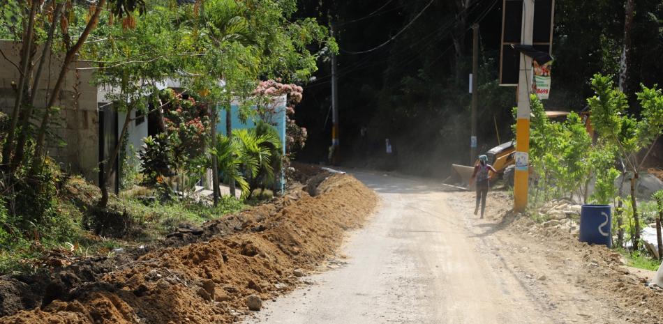 La carretera Cambia-Los Cacaos, de 22.77 kilómetros de longitud, está dividida en cuatro tramos