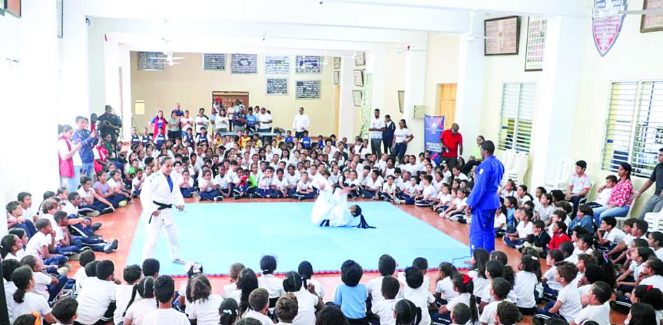 Panorámica de la exhibición de judo realizada en el Colegio Dominicano de la Salle, donde el INEFI relanzó el programa Clubes Culturales.