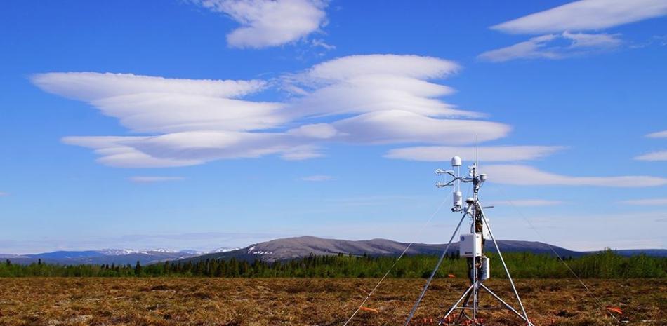Vista de una torre de covarianza de remolinos, capaz de medir la liberación de gases de efecto invernadero, ubicada en Alaska.