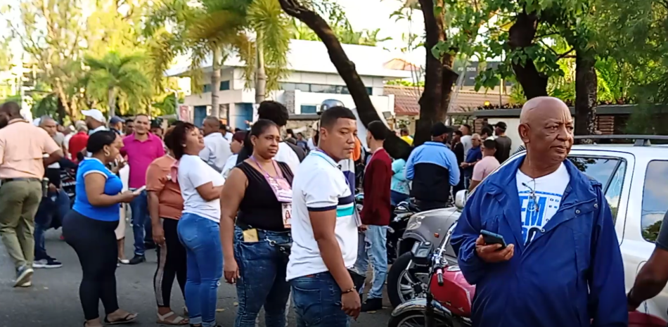 Decenas de personas dicen presente a las afueras del club Los Prados, en el Distrito Nacional, dónde en tan solo minutos votará el candidato alcalde por la Alianza Rescate RD, Domingo Contreras.