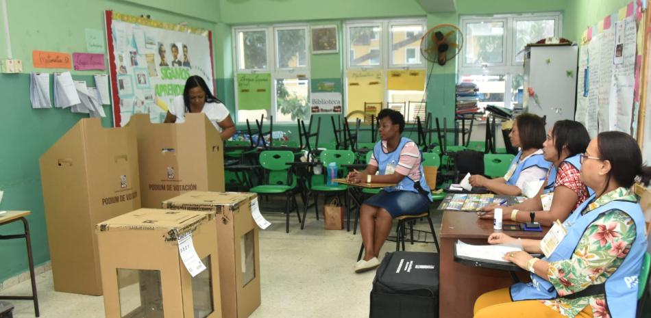 Mesa electoral donde los delegados de a Junta Central Electoral están a la espera que la ciudadana vote.
