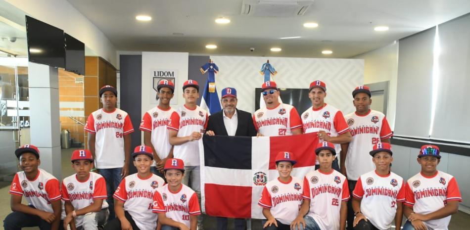 El Comisionado Nacional de Béisbol Junior Noboa entrega la Bandera Nacional al equipo dominicano que irá al Clasificatorio de la Serie Mundial Cal Ripken.