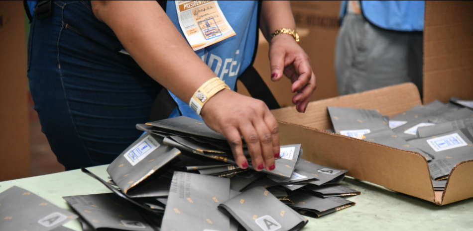 Boletas electorales mientras eran preparadas para el conteo de los votos en las elecciones municipales