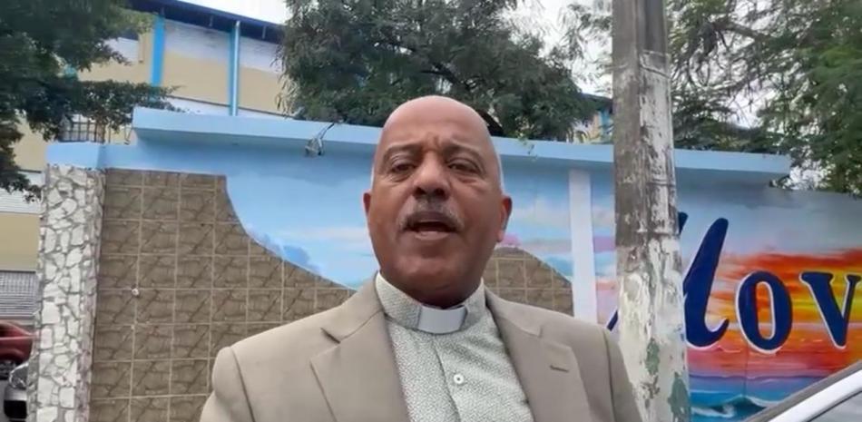 El sacerdote Manuel Ruiz denunció este jueves que agentes de la Policía Nacional (PN) cometieron excesos mientras apresaban a un ciudadano frente a la Escuela Técnico Profesional Movearte, ubicada en la avenida Cayetano Germosén.