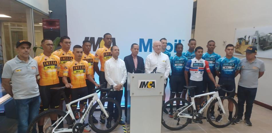Pedro Esteva, presidente de Imca, así como los hermanos nrafael y Fernando Tejada, de Inteja al momento de presentar a los equipos Dominican Global Cycling que actuará en la versión 45 de la Vuelta Ciclística.