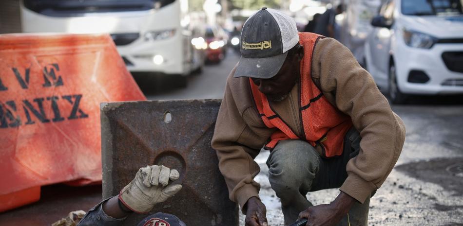 Un grupo de migrantes haitianos trabaja en una obra de construcción en la Ciudad de México,  el 27 de enero de 2024.