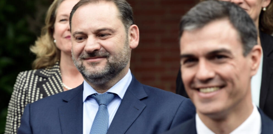 José Luis Ábalos posa con el presidente del Gobierno español, Pedro Sánchez, y el resto de ministros para una foto de familia tras su primera reunión de gabinete en el palacio de La Moncloa, en Madrid, el 8 de junio de 2018. Ábalos, que fue ministro de Transportes entre 2018 y 2021 ha sido un miembro clave del partido socialista de Sánchez.