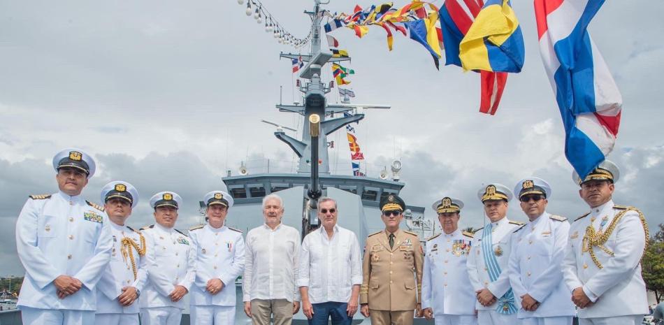 Luis Abinader durante su visita al buque colombiano