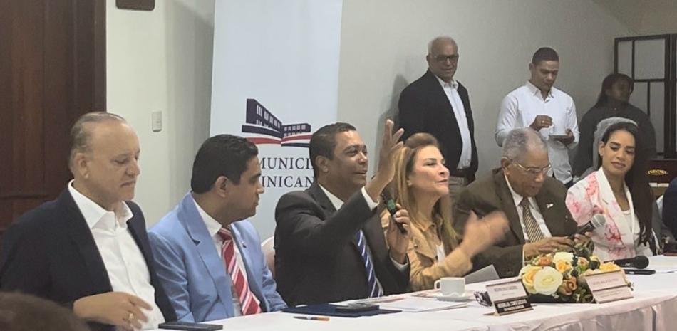 Presidente de la Liga Municipal Dominicana (LMD), Víctor de Aza junto a la alcaldesa del Distrito Nacional, Carolina Mejía