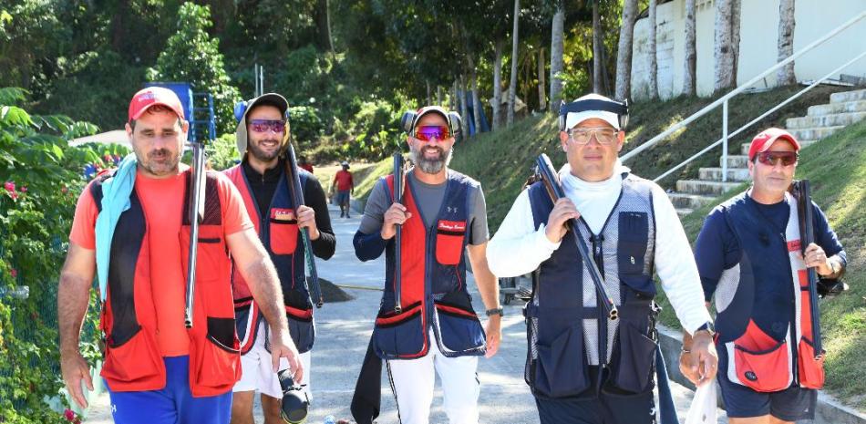 Tiradores caminan en el Polígono de Tiro para entrenar.