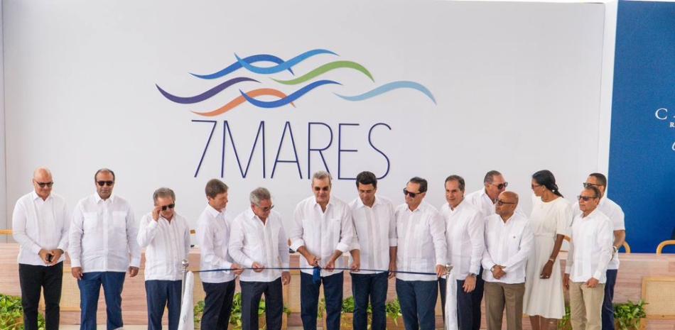 El presidente Luis Abinader, acompañado del ministro de Turismo, David Collado, desarrolladores del proyecto y ejecutivos de Cap Cana, corta la cinta simbólica.