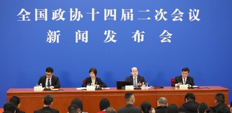 Durante más de una hora, Liu Jieyi hizo un resumen de los aspectos que estarían tratando y respondió unas 10 preguntas hechas por periodistas locales y extranjeros que asistieron a una rueda de prensa celebrada en el Gran Palacio del Pueblo