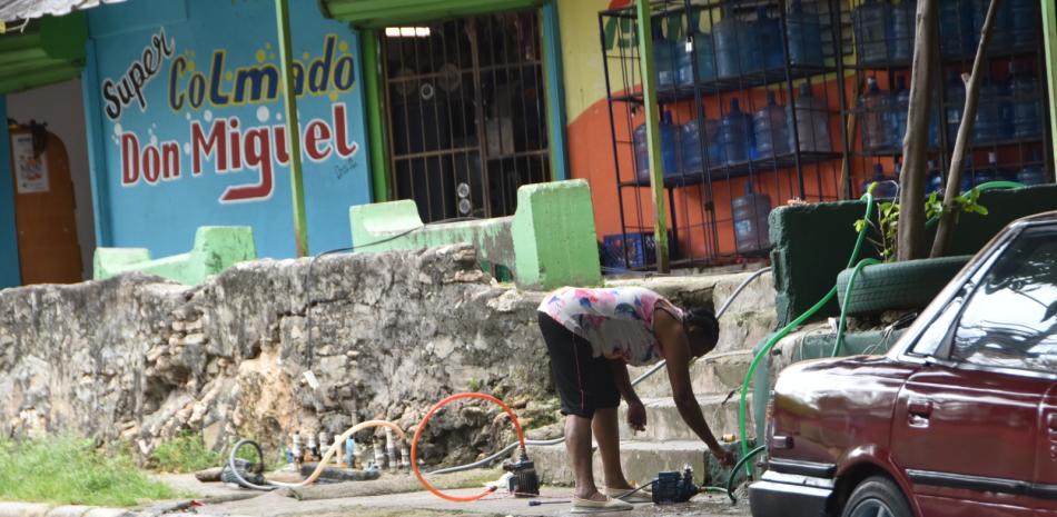 Residentes en Los Mamyes, se han vistos afectados la falta de agua.