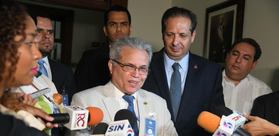 El presidente del Colegio Médico Dominicano (CMD), Waldo Ariel Suero, informó que el presidente Luis Abinader les solicitó “un tiempo” para volver abordar el tema de un aumento salarial a los galenos.